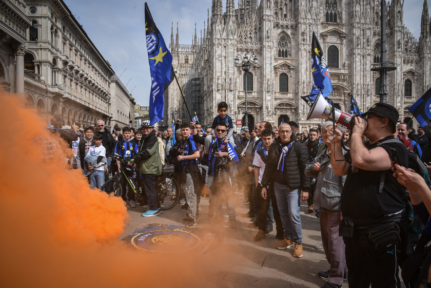 Festa Inter: tifosi in attesa della squadra in piazza Duomo